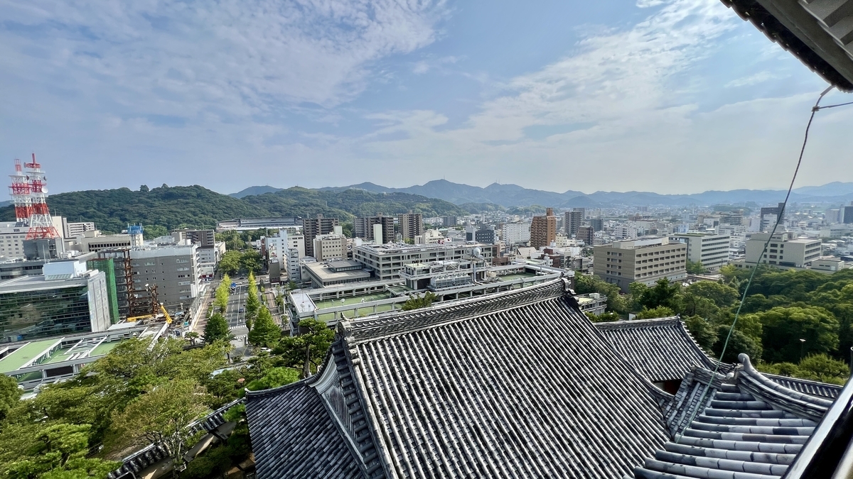 고치성 천수 5층에서 남쪽을 바라본 모습. 기와지붕과 함께 멀리 산들까지 바라볼 수 있는 전망
