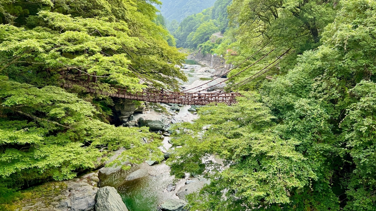 이야강 상류의 자연풍경. 풍부한 녹음과 바위가 만들어내는 계곡미