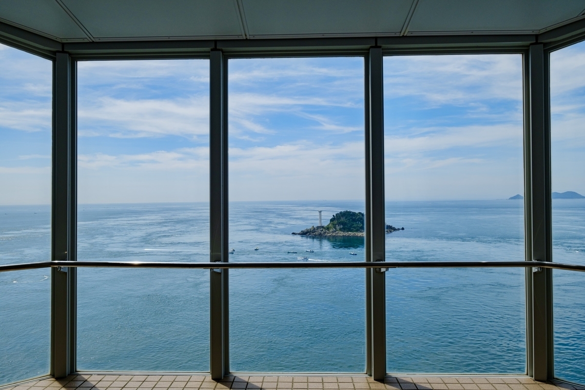從展望室窗戶眺望的寧靜瀨戶內海絕景