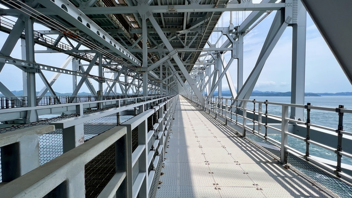 大鳴門橋骨架結構近在咫尺的通道風景
