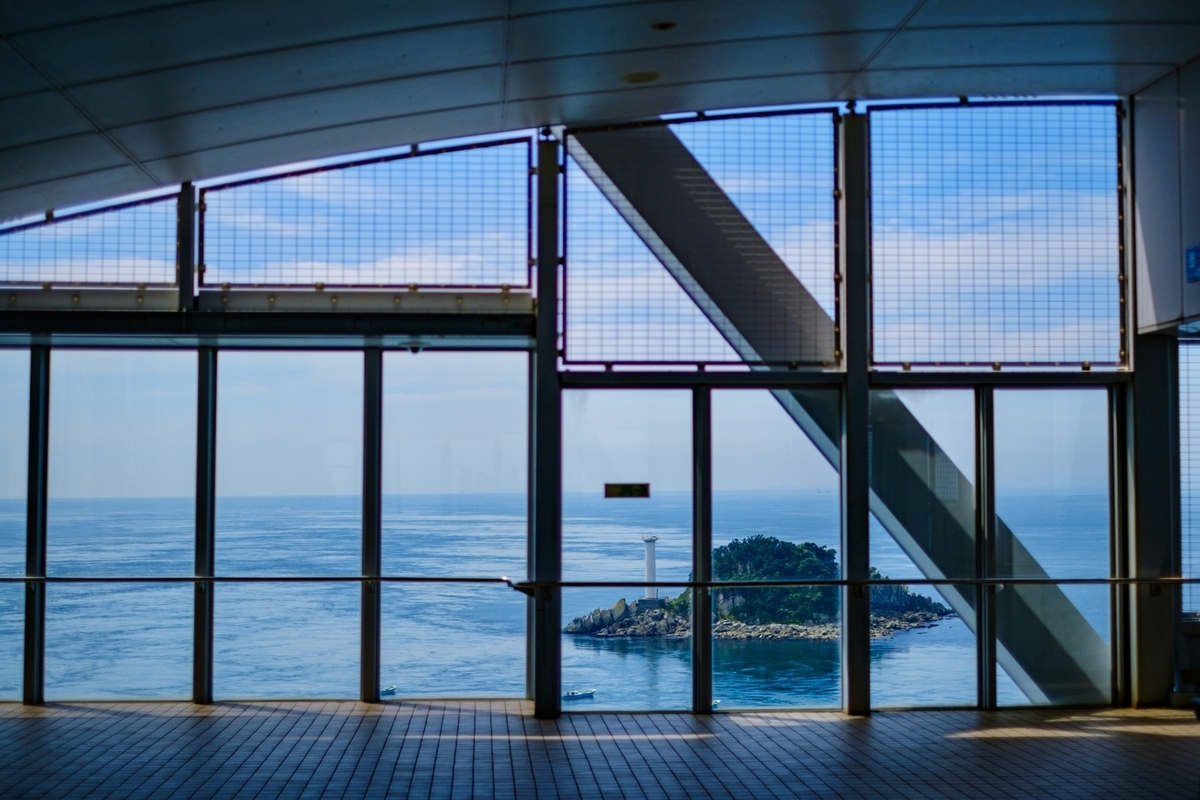 從展望室大窗戶眺望鳴門海峽和漂浮小島的風景