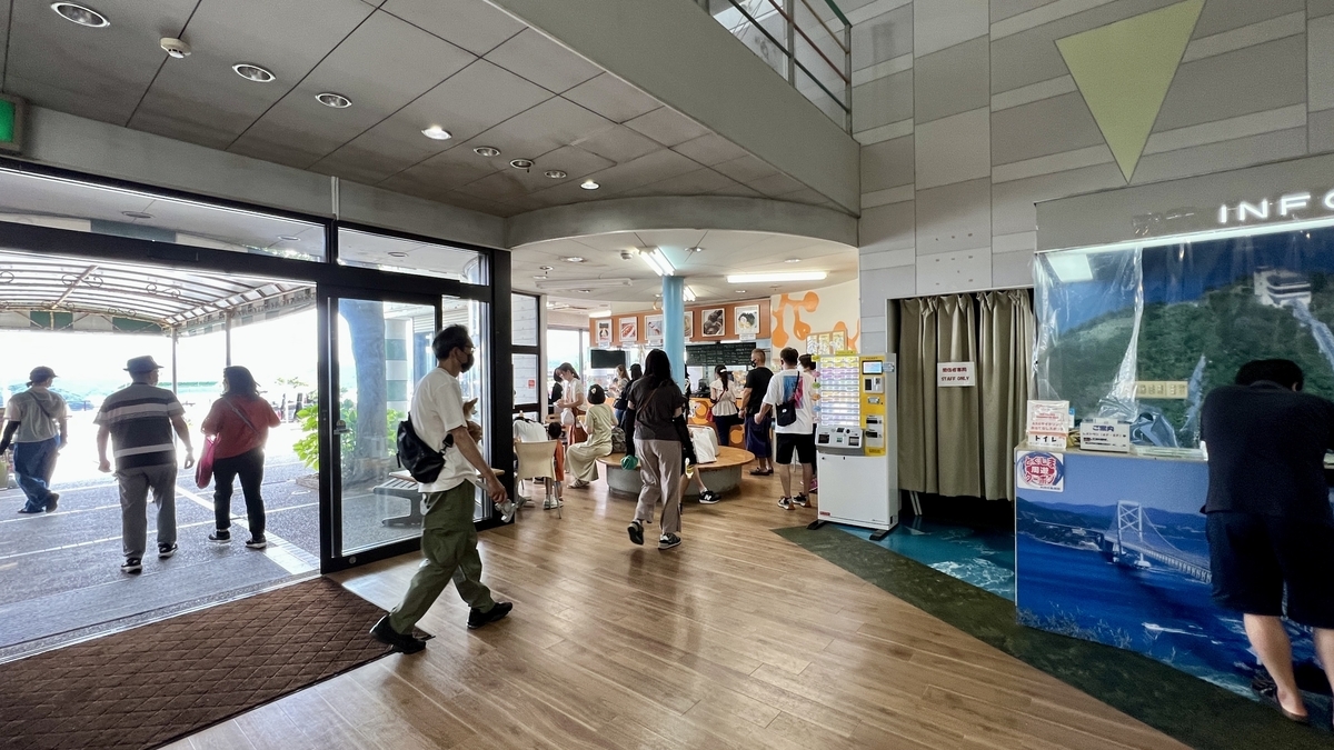 บริเวณทางเข้าของ Cafe Park Inn ที่เอสกาฮิลล์นารุโตะ
