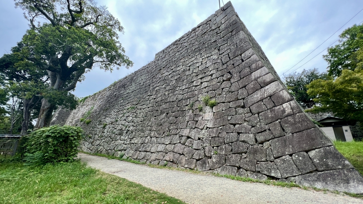 Straight-rising stone walls of Marugame Castle. The beauty of the sangizumi technique stands out.