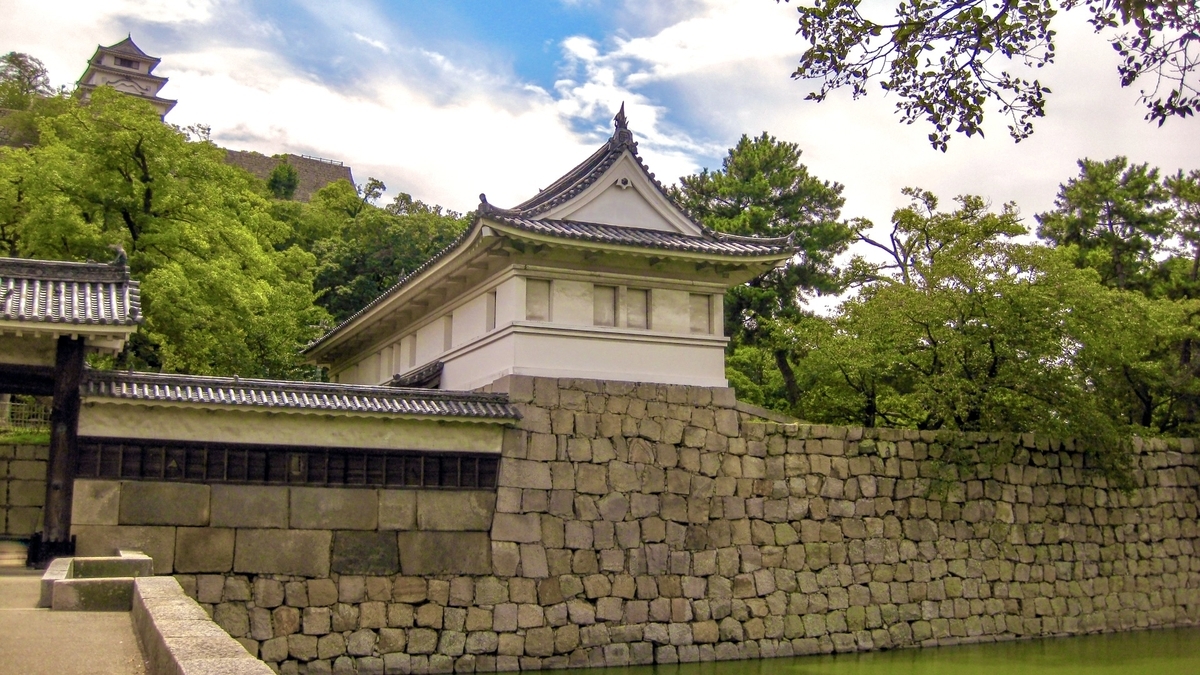 Ote Ichino Gate of Marugame Castle surrounded by trees and stone walls. The gate retains the dignified presence of the Edo period.
