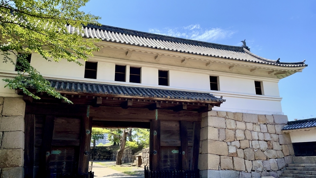 Frontal view of Marugame Castle’s Ote Ichino Gate, a wooden gatehouse structure built atop stone walls.