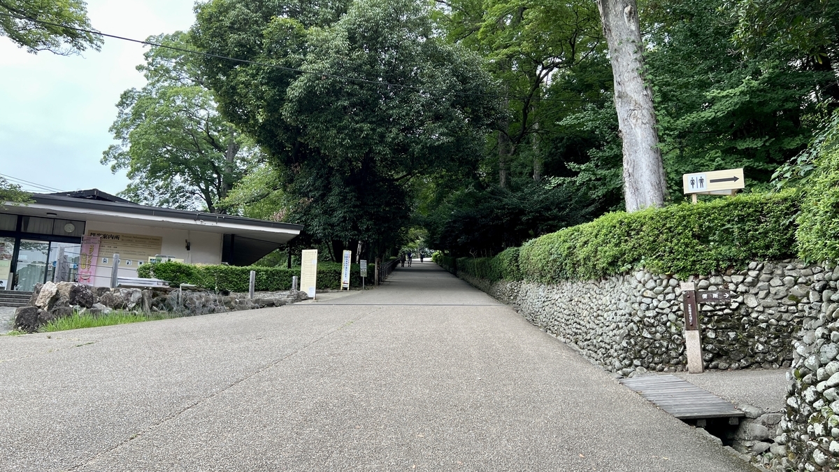The starting point of Mikaeri-zaka, Marugame Castle’s uphill stone-paved path. The slope begins gently.