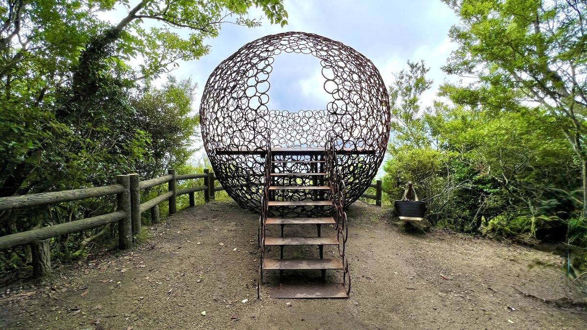 Instalación artística Esfera del Cielo en medio del bosque