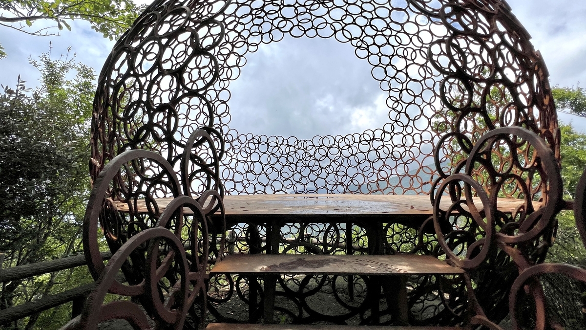 Vista del mar a través de la instalación artística Esfera del Cielo