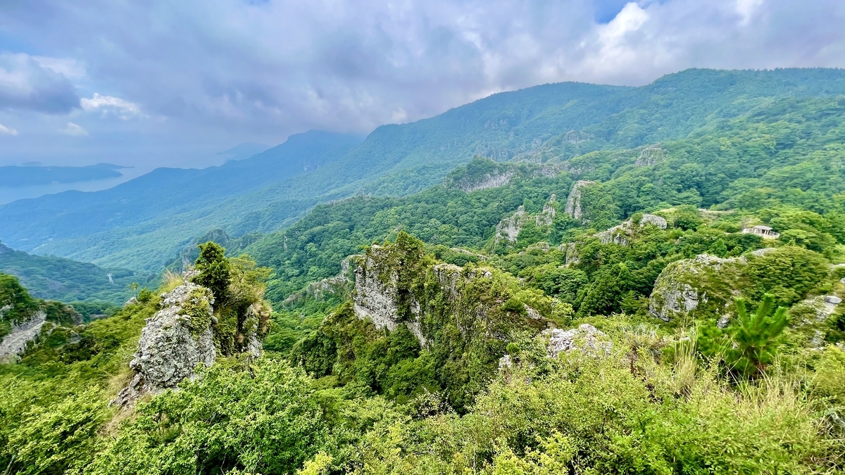 Cordillera verde y formaciones rocosas cercanas al Mirador Takatori