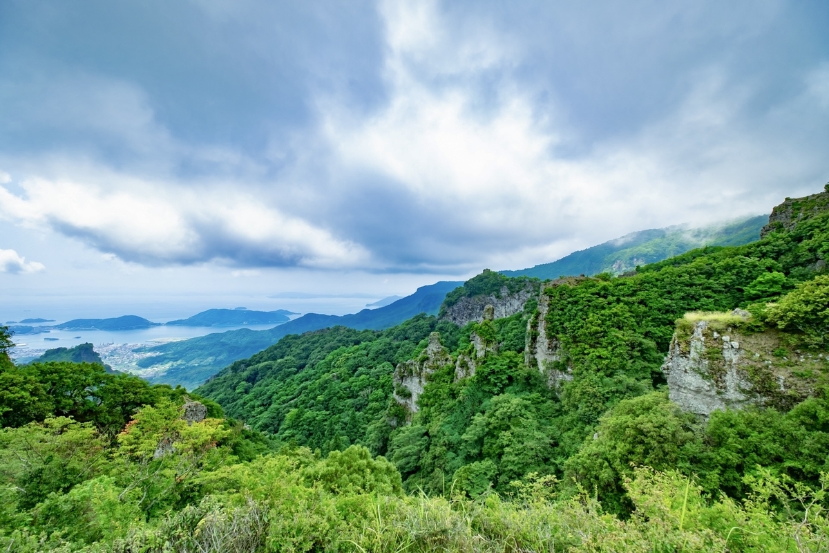 Paisaje veraniego verde de Kankakei con el mar a lo lejos