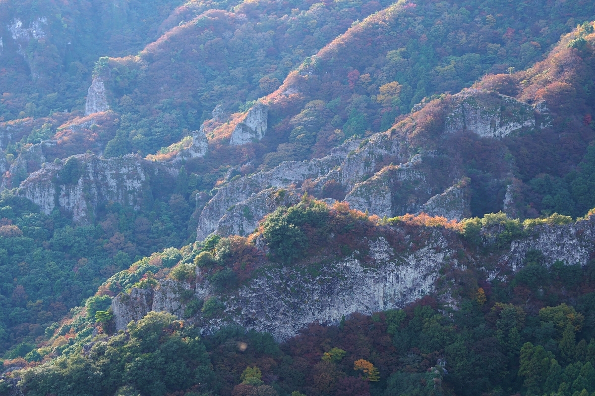 Paredes rocosas cubiertas de nieve y montañas de Kankakei en invierno