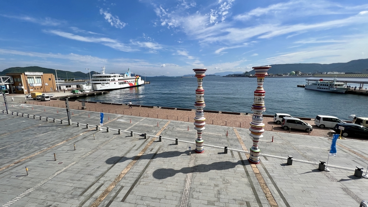 Vista del mar desde la terminal de ferry del Puerto de Takamatsu y el muelle de los barcos hacia Shodoshima
