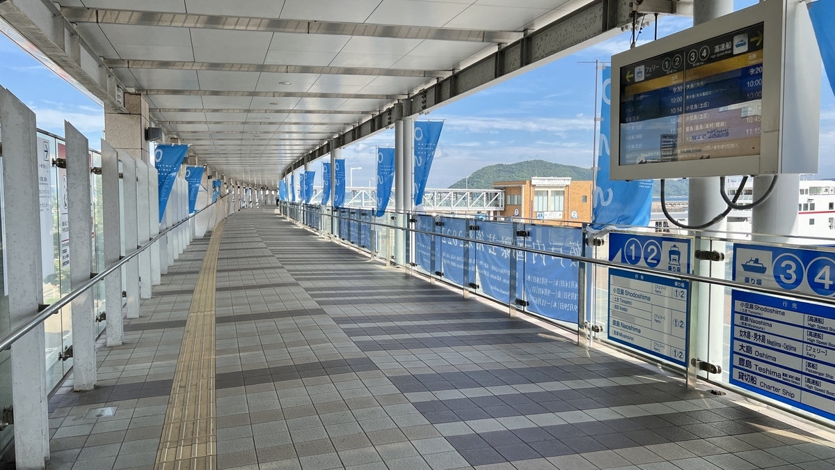 Interior del pasillo cubierto que conecta la estación JR Takamatsu con el Puerto de Takamatsu