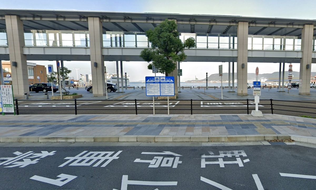 Parada de autobús limusina del aeropuerto de Takamatsu en la terminal de ferry y edificio del puerto