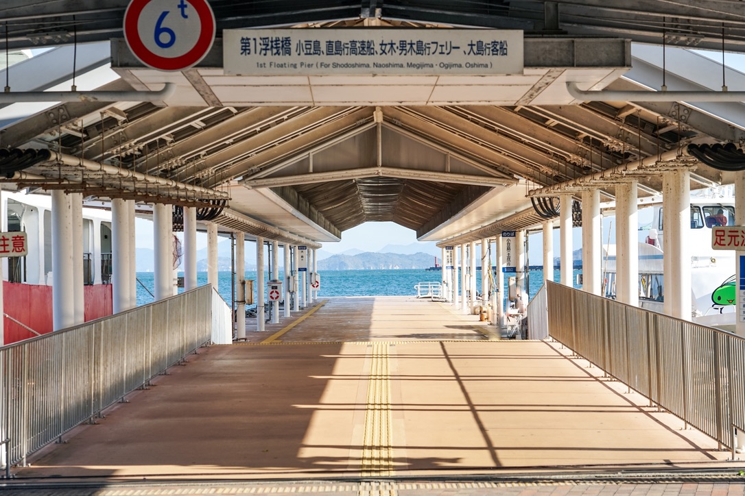 Pasillo de acceso al muelle 3 para el barco rápido en el Puerto de Takamatsu