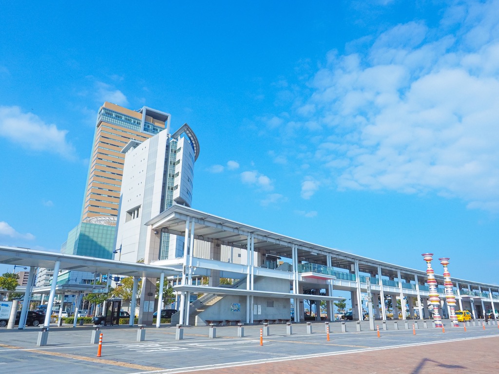 Vista completa del edificio de la terminal del Puerto de Takamatsu bajo el cielo azul