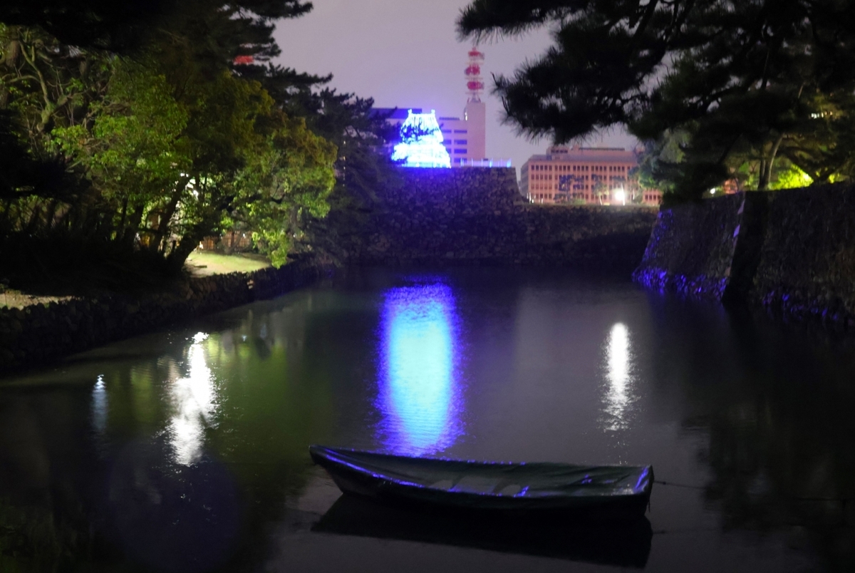 ไลต์อัพเทนชุเสมือนจริงที่ลอยขึ้นในความเงียบของค่ำคืนและแสงสีฟ้าที่สะท้อนในคูน้ำ ทิวทัศน์ริมน้ำที่มหัศจรรย์พร้อมกับเรือ