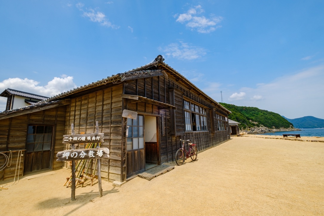 24개의 동자 영화촌에 남아있는 목조 교사와 모래사장 풍경