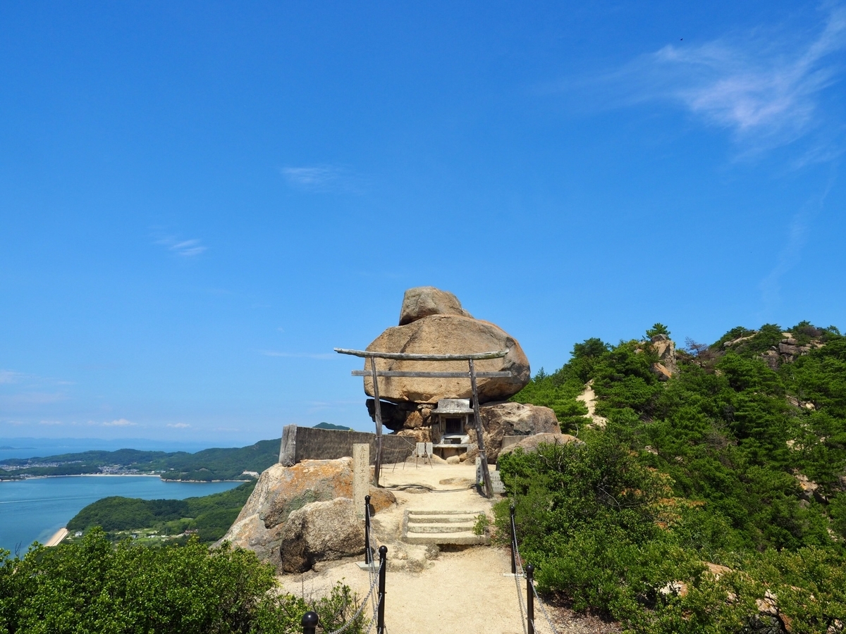 쇼도시마 카사네이와 산정상에 서 있는 거암과 세토내해 조망