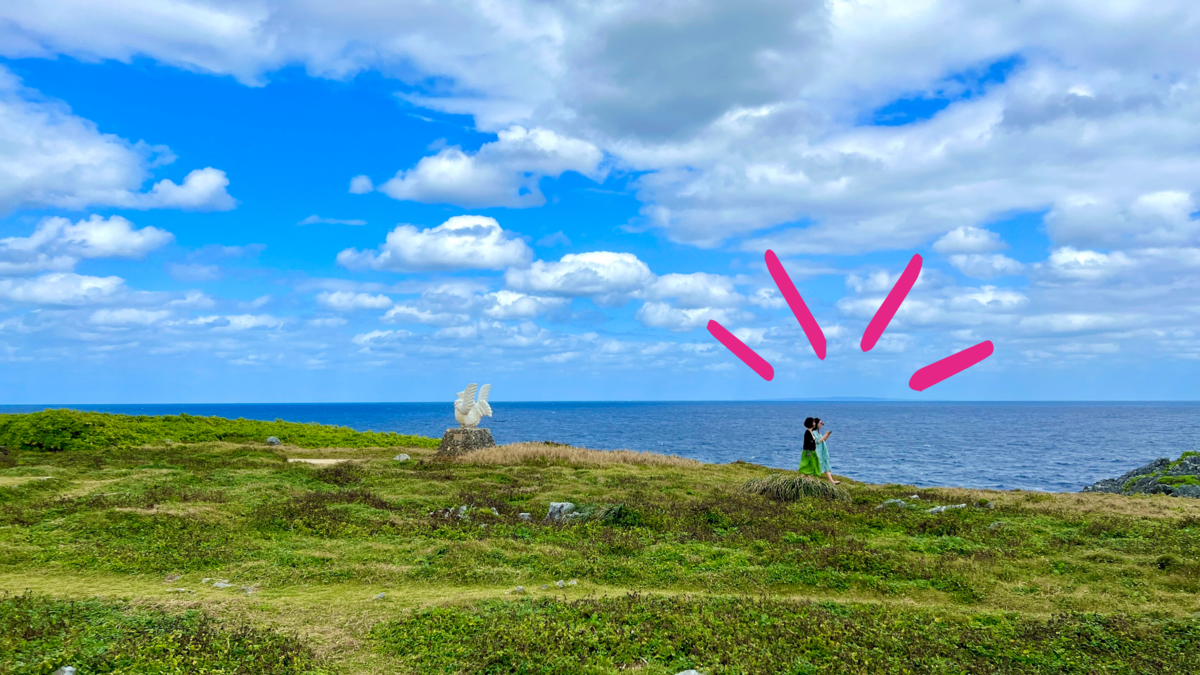 วิวเกาะโยรอนที่มองผ่านรูปปั้นคาริยูชิที่แหลมเฮโดะ