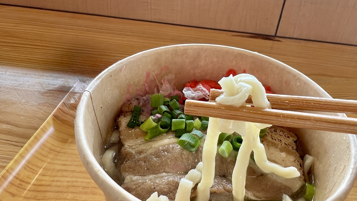 ชามโซบะโอกินาว่าที่เสิร์ฟในคาเฟ่ฟุชิคุบู