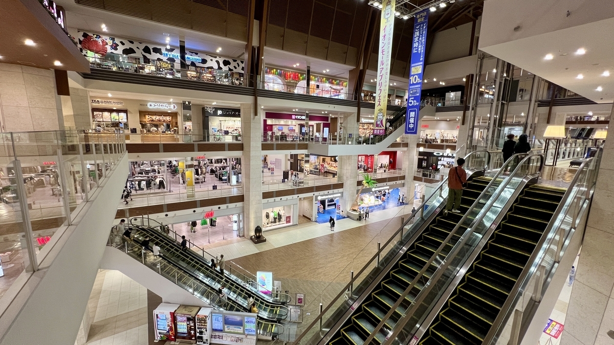 イオンモール沖縄ライカム館内の吹き抜けと店舗が並ぶ賑やかな様子