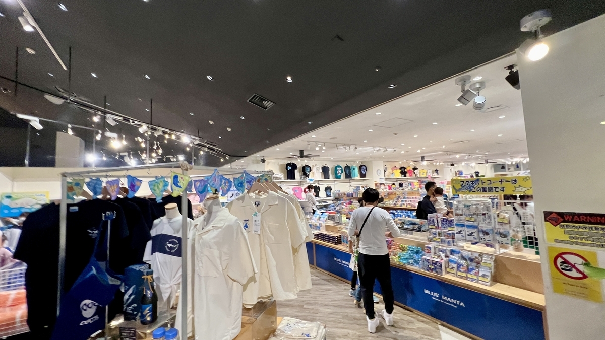 นักท่องเที่ยวเลือกซื้อของที่ระลึกภายในร้านพิพิธภัณฑ์