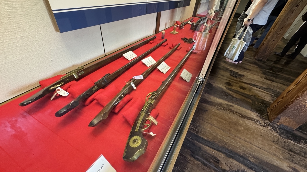 Display of matchlock guns arranged on a red platform