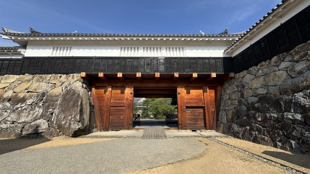 Front view of the Ichinomon Yaguramon Gate at Matsumoto Castle’s Taiko Gate masugata