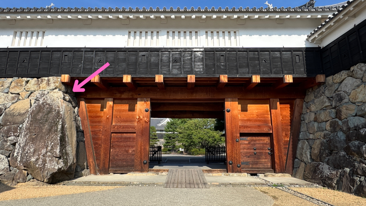 Photo highlighting the Genba Stone in the stone wall of Ichinomon at Matsumoto Castle