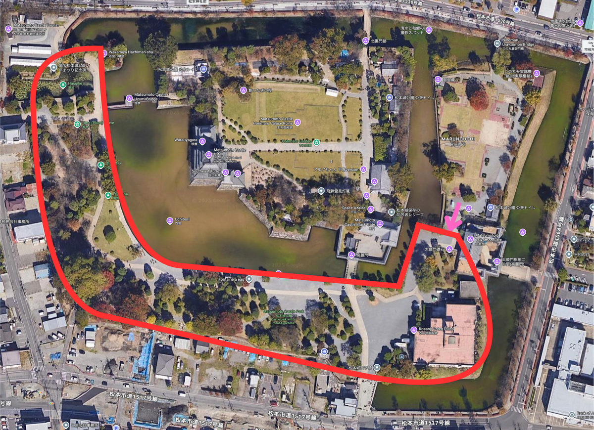 Aerial map of Matsumoto Castle Park highlighting walking paths along the inner moat