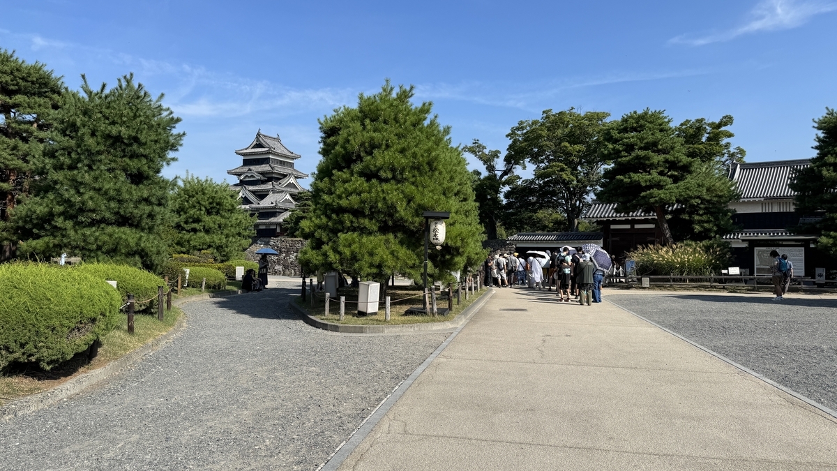 Pathway leading to Matsumoto Castle’s keep and Koraimon Gate with a visible line of visitors