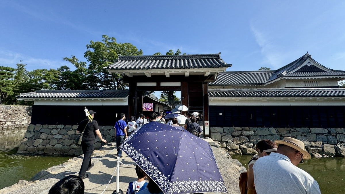Tourists lining up in front of Koraimon Gate waiting to enter