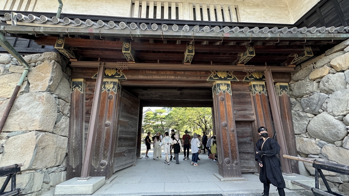 Tourists walking through the Kuro Gate toward the Honmaru area