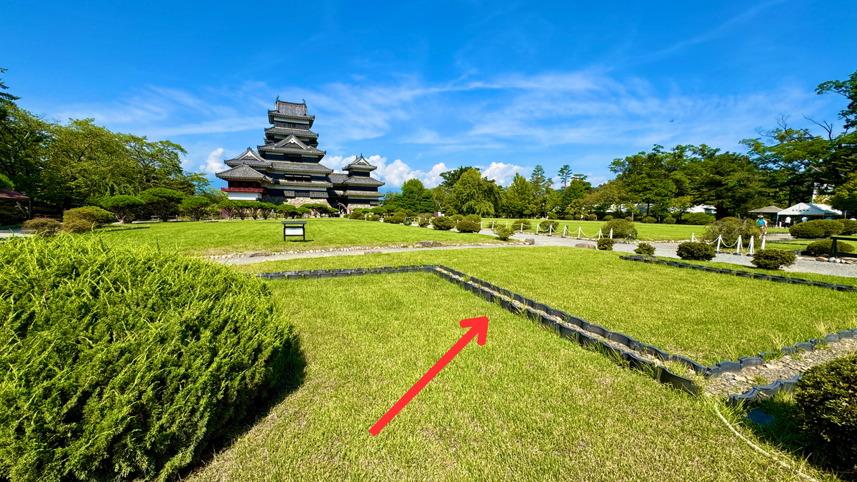 Honmaru Palace remains grid with the keep beyond