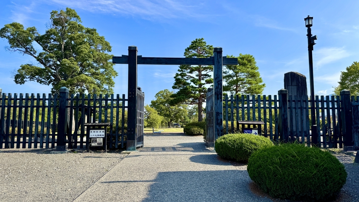 Kuro-mon gate at the entrance to the Ninomaru Palace site