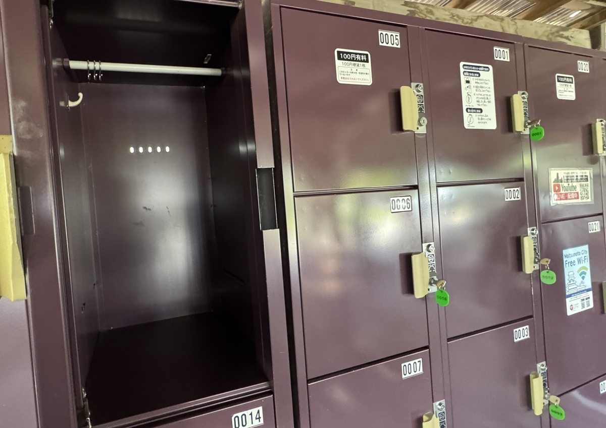 Large-size locker suitable for bulky luggage