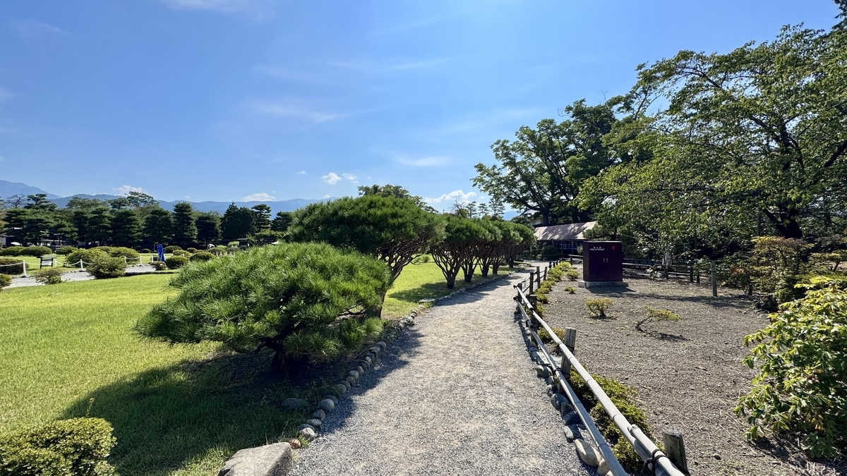 Path leading to the exhibition area on the south side of the Honmaru Garden