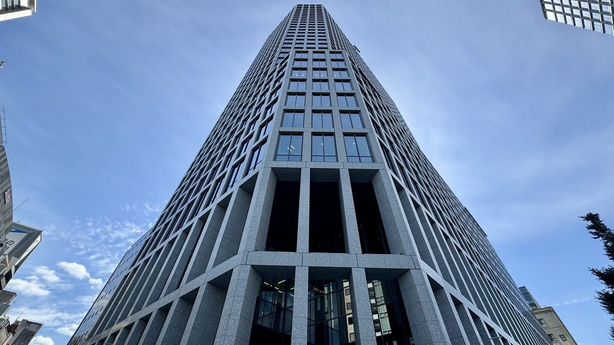 Exterior del rascacielos Yodoyabashi Station One contra un cielo azul