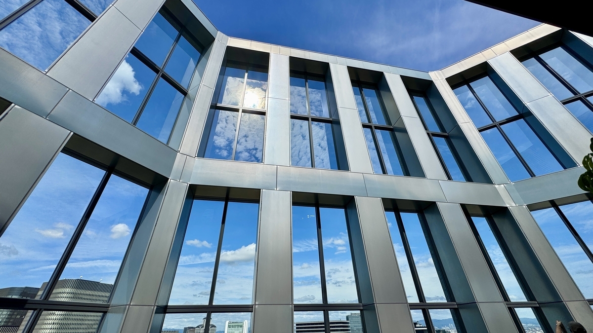Diseño exterior acristalado de Yodoyabashi Sky Terrace con el cielo de fondo