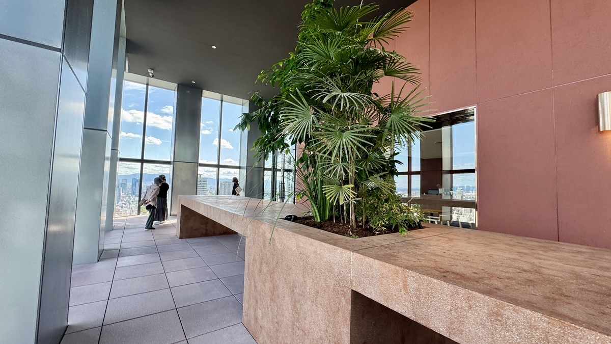 Mesa tipo barra decorada con plantas dentro de Yodoyabashi Sky Terrace