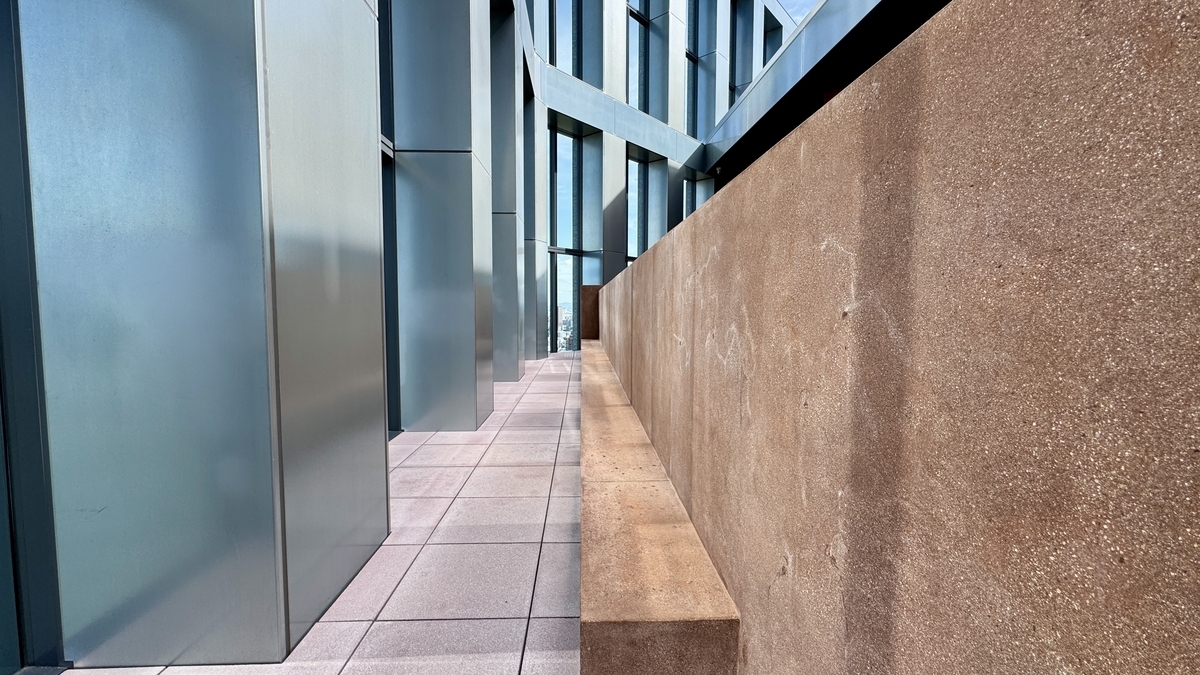Bancos instalados a lo largo de las paredes con ventanas en Yodoyabashi Sky Terrace
