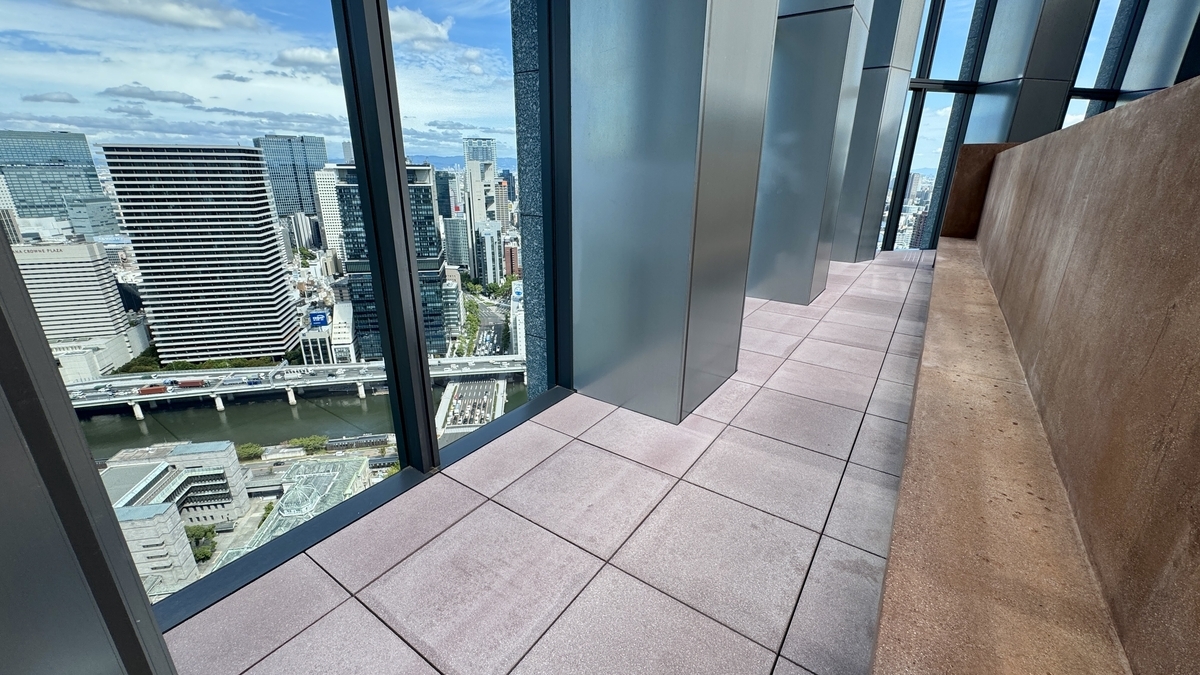 Bancos junto a la ventana con vistas al paisaje urbano de Osaka desde Yodoyabashi Sky Terrace