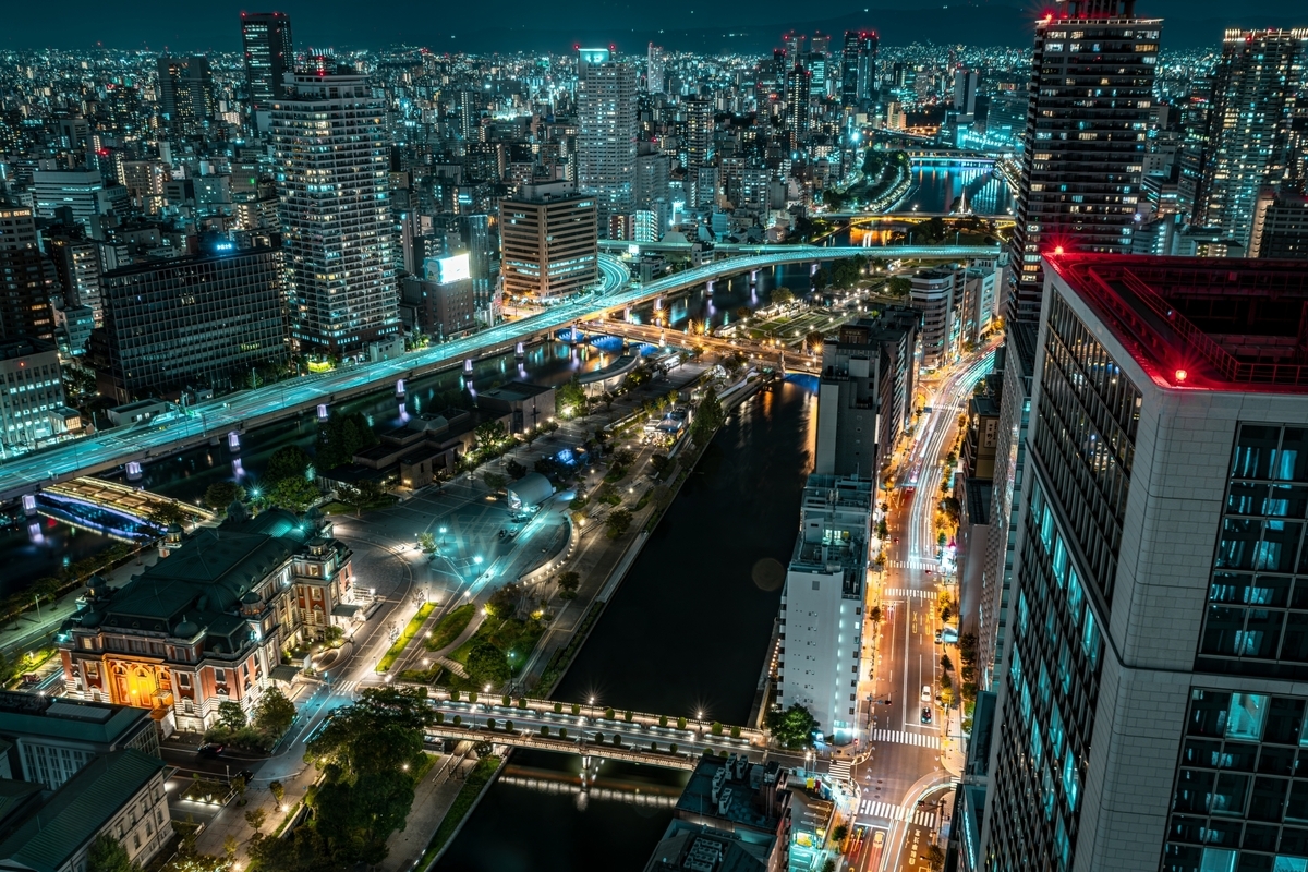 Vista panorámica nocturna de los rascacielos iluminados a lo largo de Nakanoshima