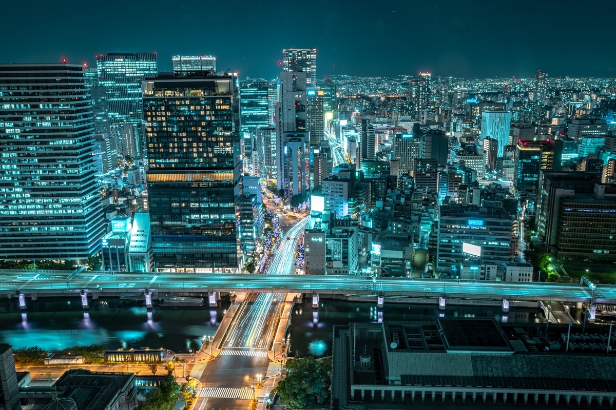 Vista nocturna de los rascacielos y las luces de la ciudad hacia Umeda