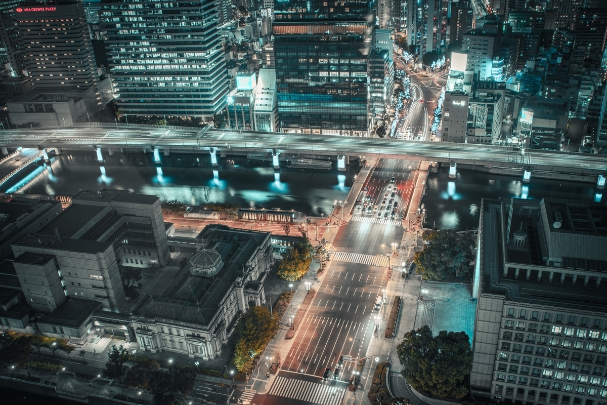 Vista nocturna de puentes sobre el río Dojima iluminados con luces brillantes