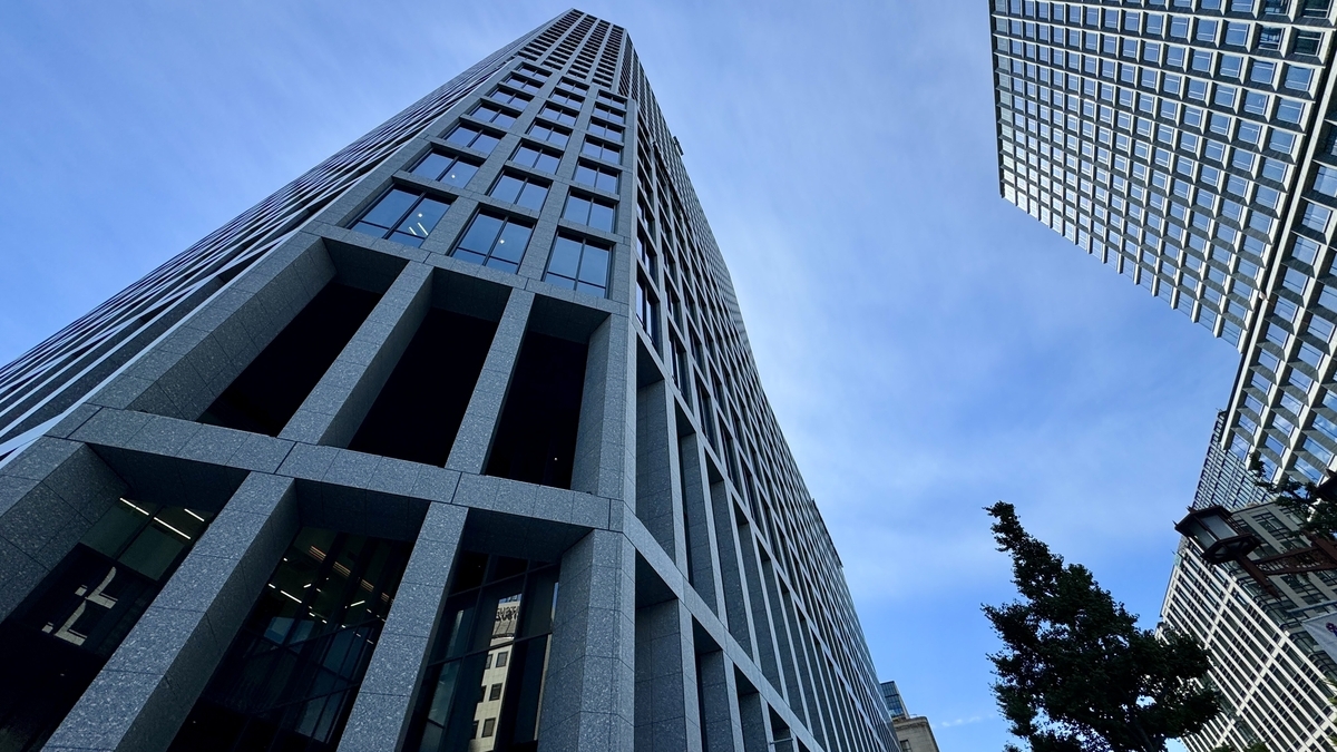 Vista hacia arriba del exterior de Yodoyabashi Sky Terrace