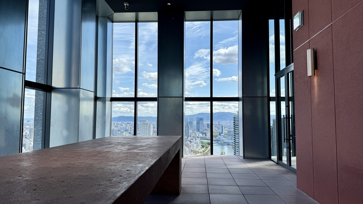 Vista urbana de Osaka desde el Sky Terrace a través de las ventanas