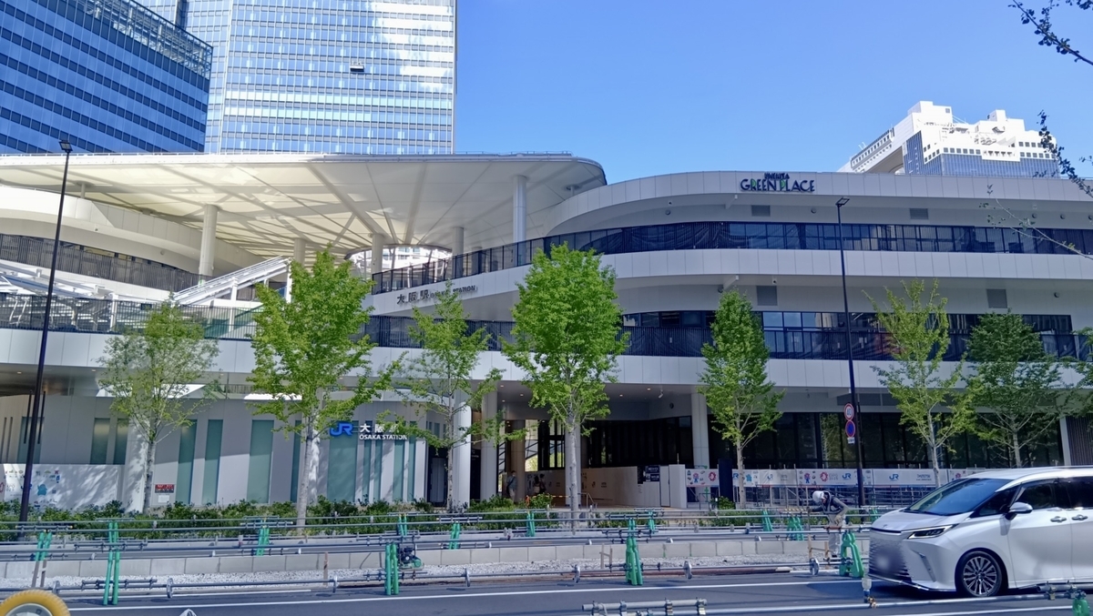 大阪站前新建的梅北绿地广场外观