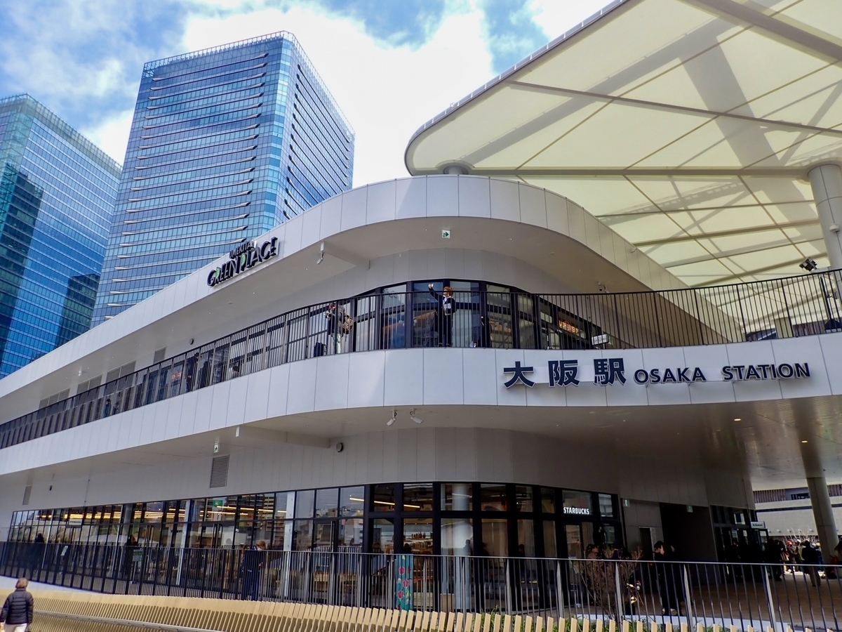 位于大阪站北侧的梅北绿地广场正面外观